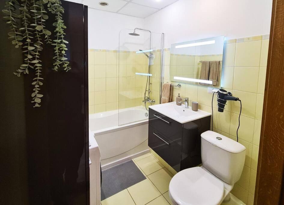 Stylish Apartment With Parking & Spacious Balcony Рига Екстериор снимка