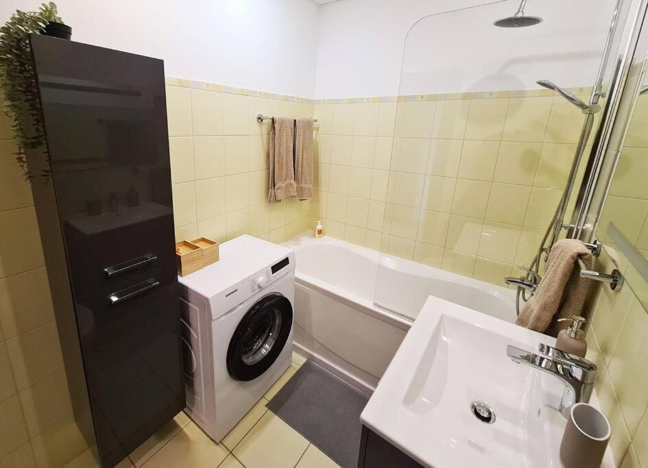 Stylish Apartment With Parking & Spacious Balcony Рига Екстериор снимка
