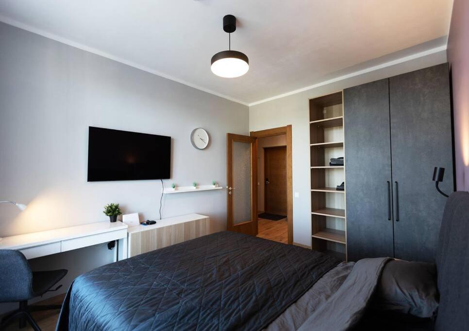 Stylish Apartment With Parking & Spacious Balcony Рига Екстериор снимка