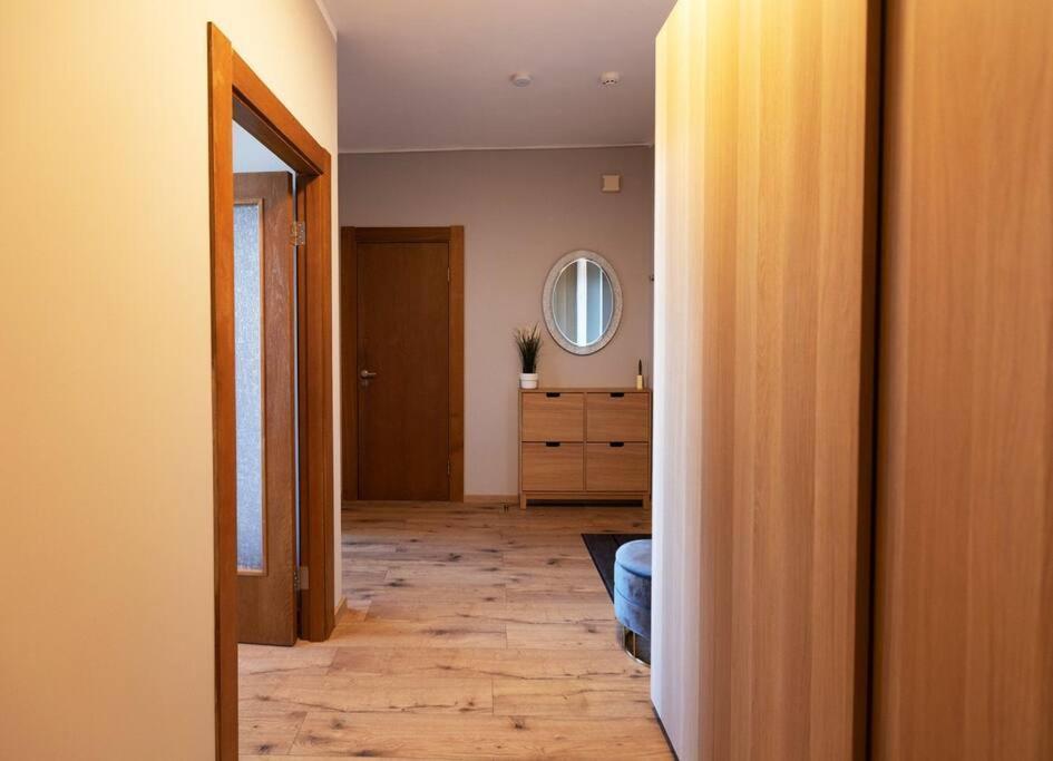 Stylish Apartment With Parking & Spacious Balcony Рига Екстериор снимка